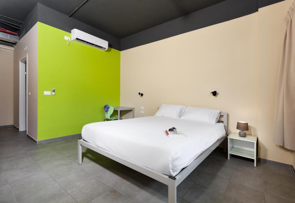 אברהם תל אביב