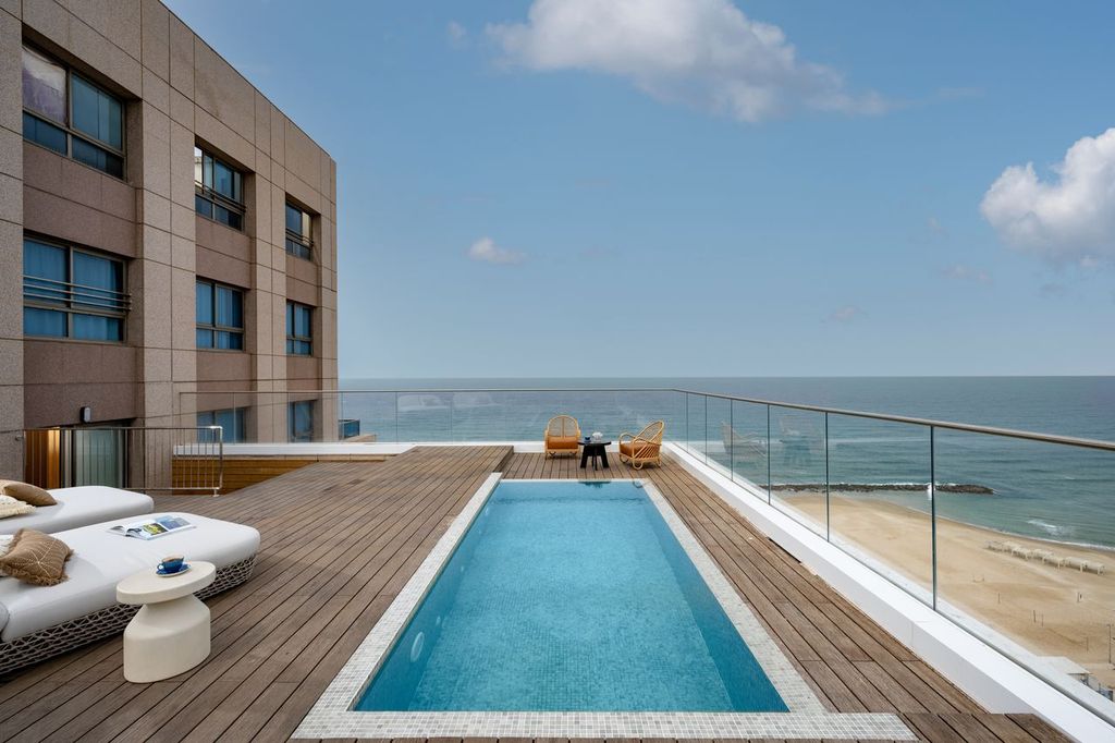 לאונרדו פלאזה