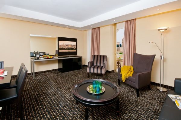 לאונרדו פלאזה