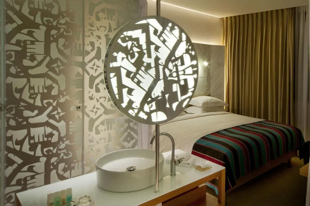 המלון ברחוב מנדלי