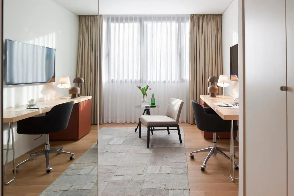 המלון ברחוב מנדלי