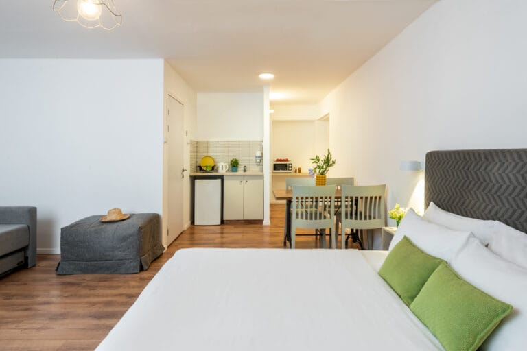 מטיילים איילון