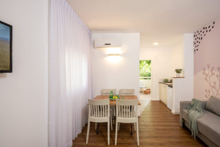 מטיילים איילון