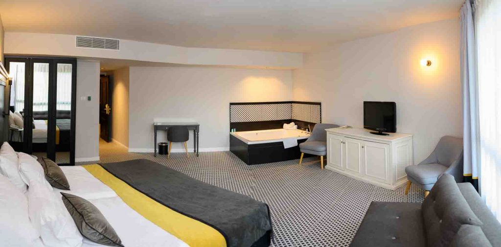 רויאל פלאזה