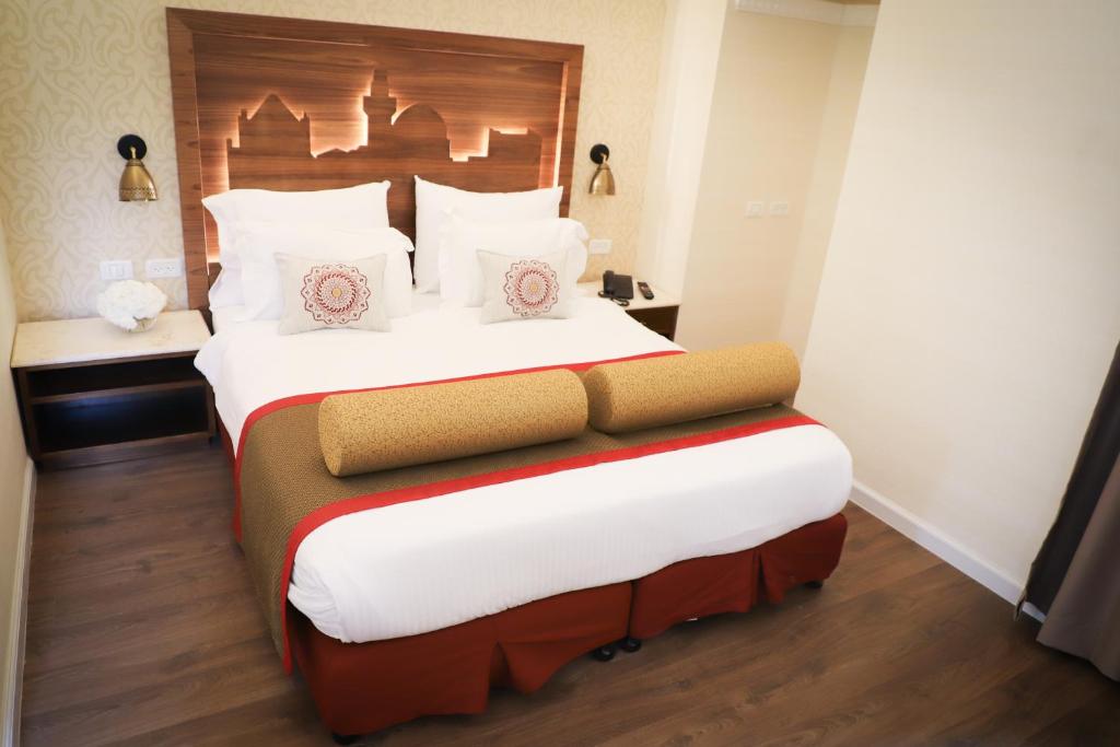 שלוש הקשתות ימקא