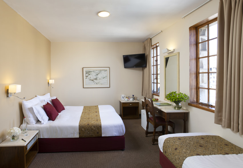 שלוש הקשתות ימקא