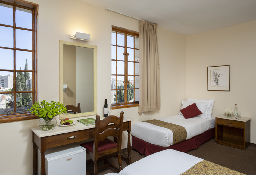 שלוש הקשתות ימקא